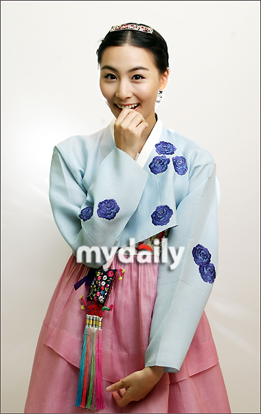 这一角色的金荷恩身穿韩服