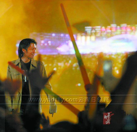 来蒙自演出很想儿子谢霆锋赞成老婆复出赚钱