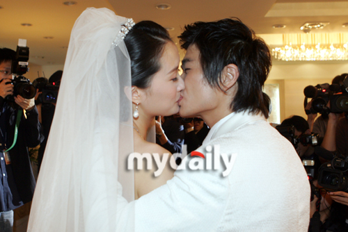 韩国搞笑艺人金敏秀与赛车女郎吴敏赫在6日下