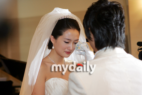 韩国搞笑艺人金敏秀与赛车女郎吴敏赫在6日下