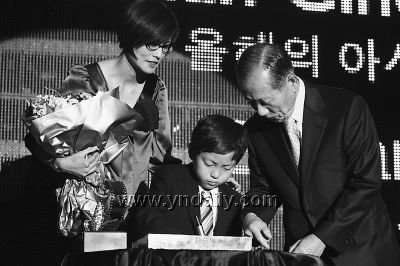 杨德昌获亚洲电影人奖遗孀彭铠立携子领奖