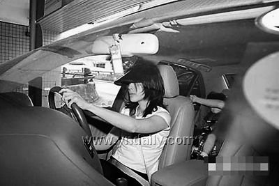 陷入 炒菲门 漩涡 张学友的老婆很狼狈