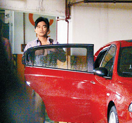 吴宗宪参加喜宴停车场快速换衫脱得剩内裤(图)