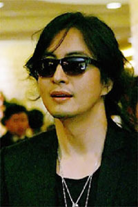 裴勇俊一口美齿被曝是假牙获木村称赞身材健美