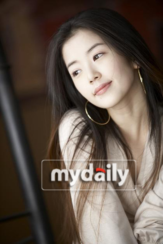 女歌手金智慧与韩国某著名珠宝品牌asha签订