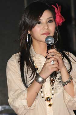 时隔一年再推出《舞曲大碟》 邵雨涵发片孙悦送祝福