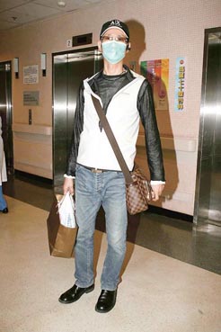 沈殿霞病情已经稳定郑少秋带苹果入院探访(图)