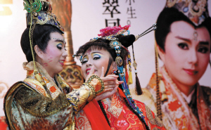 见面会上,孙翠凤和她的妯娌—当家花旦郑雅升即兴表演了《吕洞宾