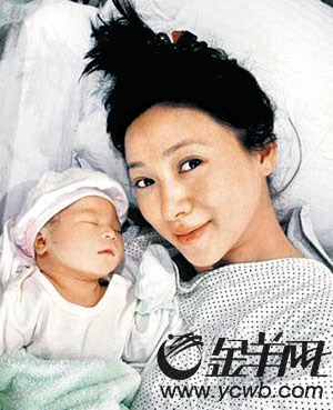 翁虹12日北京剖腹产女