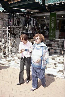 沈殿霞不堪狗仔追踪破口怒骂不做人偏做狗(图)