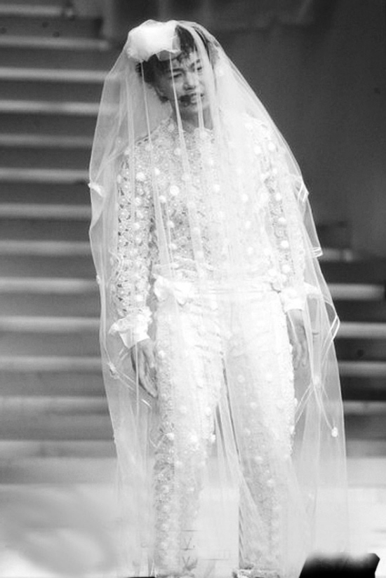 陈奕迅个唱穿婚纱