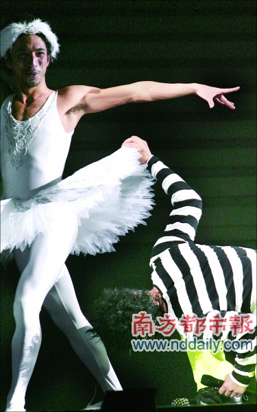 陈奕迅演唱会反串鬼新娘 气氛热烈歌迷玩到傻