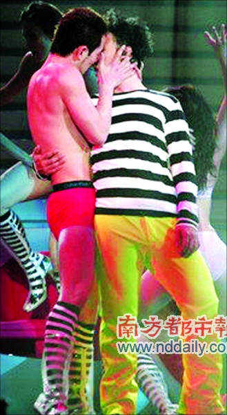 陈奕迅演唱会反串鬼新娘 气氛热烈歌迷玩到傻