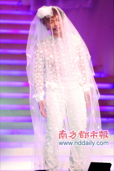 陈奕迅演唱会反串鬼新娘 气氛热烈歌迷玩到傻