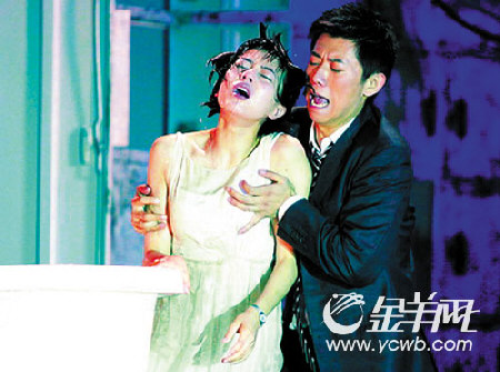 夏雨袁泉街头亲吻