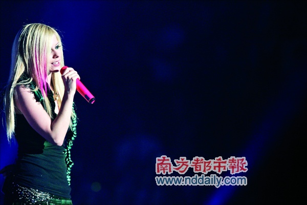 艾薇儿两奖独赢