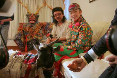 杨丽萍笑眯眯地看着主演\小羊叉叉\