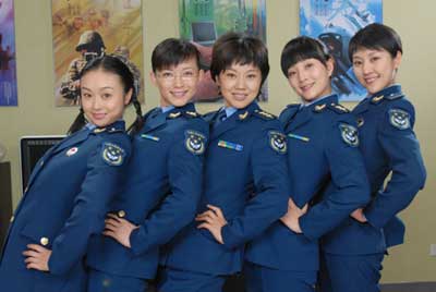 《卫生队的故事》 闫妮陕西腔“迎战”殷桃重庆方言_影音娱乐_新浪网