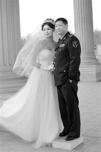 "三德子"赵亮向媳妇看齐 垫起木砖拍婚纱(图)