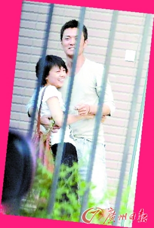 高圆圆与于小伟约会，两人可能久别相见，分外甜蜜。