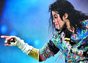 《moothcriminal》的MV里,杰克逊右手3个手指缠着胶布,那是因为有人告诉他,美国史上最神秘的大亨霍华德·休斯习惯在手指上缠医药胶布,这样就不会摸到任何有传染源的物体,这随后成了杰克逊的特殊癖好之一 《moothcriminal》的MV里,杰克逊右手3个手指缠着胶布,那是因为有人告诉他,美国史上最神秘的大亨霍华德·休斯习惯在手指上缠医药胶布,这样就不会摸到任何有传染源的物体,这随后成了杰克逊的特殊癖好之一