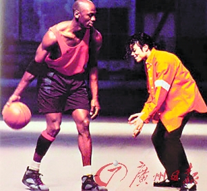 《Jam》的MV有迈克尔·乔丹的友情客串,你能看到乔丹学跳太空步,以及杰克逊运球过乔丹之类的经典镜头 《Jam》的MV有迈克尔·乔丹的友情客串,你能看到乔丹学跳太空步,以及杰克逊运球过乔丹之类的经典镜头