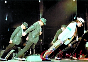 MJ舞蹈中,著名的45度前倾 MJ舞蹈中,著名的45度前倾