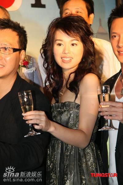 图文：众星宣传《岁月风云》--胡杏儿卷发蓬松