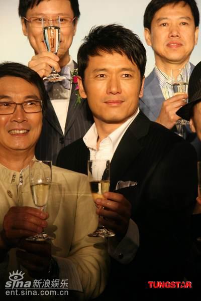 图文：众星宣传《岁月风云》--刘松仁侧目偷笑