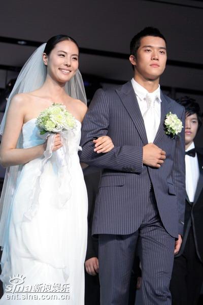图文：朴志胤夏石镇婚纱走秀--婚纱走秀动人