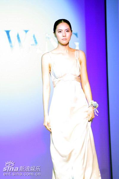 图文：朴志胤夏石镇婚纱走秀--朴志胤美艳动人
