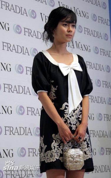 图文：朴志胤夏石镇婚纱走秀--宋智孝娇俏可人