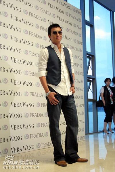 图文：朴志胤夏石镇婚纱走秀--朴健衡显帅气