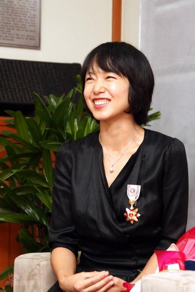 图文：全度妍获韩国文化部勋章-全度妍喜笑颜开