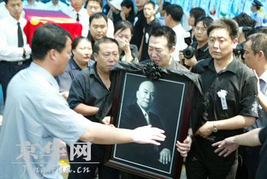 组图:上万群众送别侯耀文 众徒迎灵车跪地痛哭_影音娱乐_新浪网