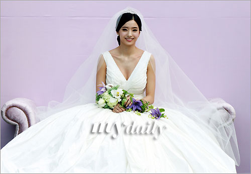 图文：性感公主韩彩英披婚纱--童话梦圆做新娘