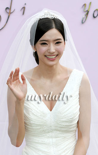 图文：性感公主韩彩英披婚纱--开心地挥手