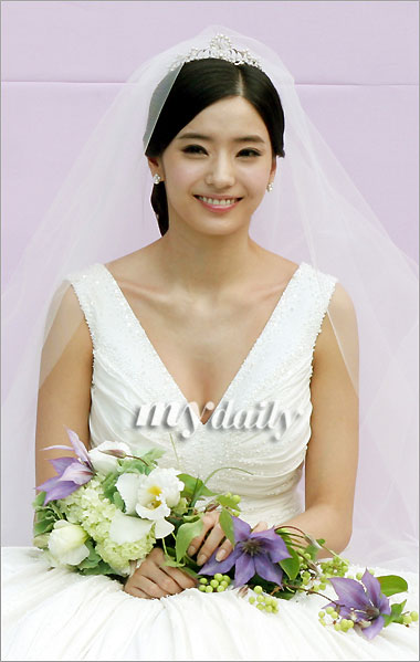 图文：性感公主韩彩英披婚纱--性感婚纱