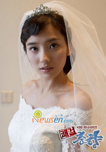 图文：性感公主韩彩英披婚纱--春香版新娘