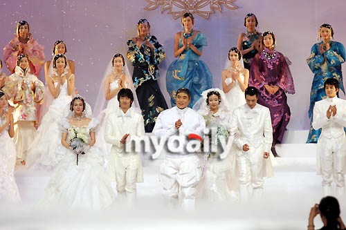 图文:众韩星无锡T台性感走秀--服装秀圆满落幕