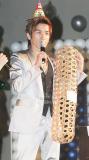 组图：李珉宇个唱取消生日照过开心熊抱JUNJIN