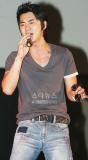 组图：李珉宇个唱取消生日照过开心熊抱JUNJIN