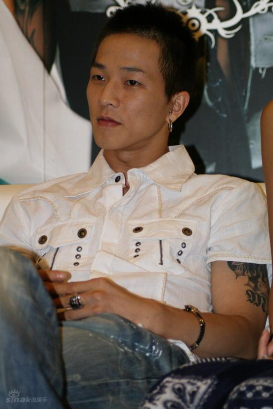 图文:众韩星录中文歌助威奥运-手臂纹身抢眼