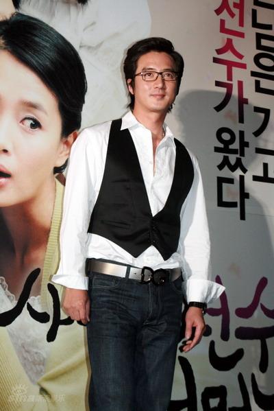 图文：《舍廊房选手与妈妈》首映-帅气郑俊浩