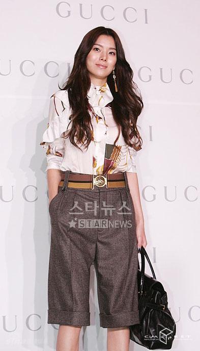 图文:众韩星服装秀场比帅斗艳--黄智贤