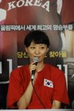 组图：金正恩文素利新片记者会穿球衣英姿飒爽