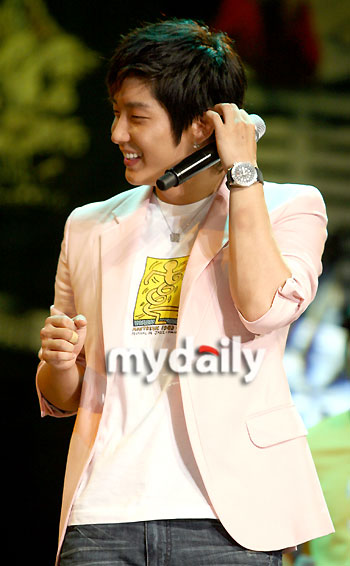 图文:spris明星演唱会--李俊基测试耳机