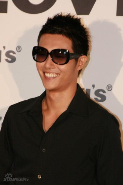 图文:知名品牌韩国时装秀--在熙黑装墨镜摆酷