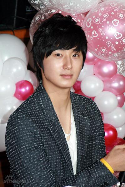 图文:韩星郑日宇首场影友会-郑日宇皮肤白皙