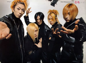 梳着刘海长到下巴的发型